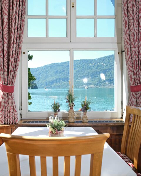 Gasthof on lake Wolfgangsee with nice parlor & garden