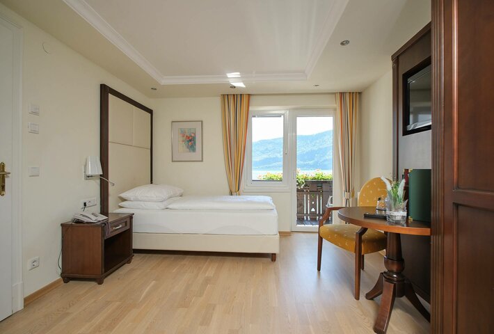 Single room at lake Wolfgangsee - with balcony
