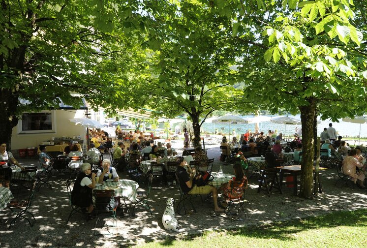 Gasthof on lake Wolfgangsee with nice parlor & garden