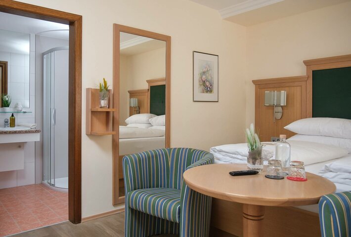Hotel directly at the lake - book single room