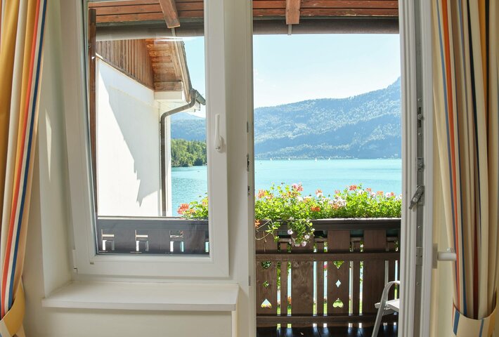 Single room at lake Wolfgangsee - with balcony