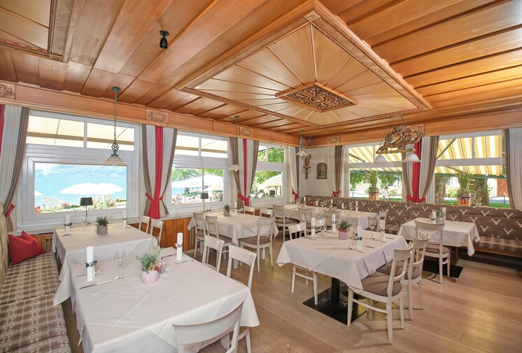 Gasthof on lake Wolfgangsee with nice parlor & garden